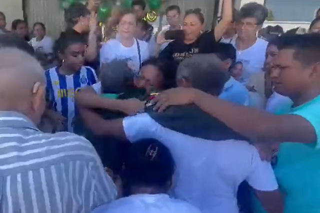 VÍDEOS: o momento em que o pai de Luis Díaz voltou para perto dos familiares e amigos