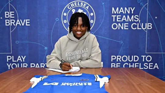 Jovem português assina contrato profissional pelo Chelsea