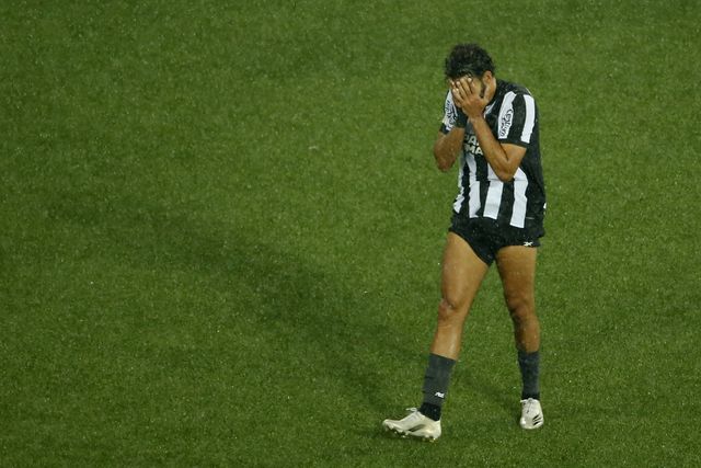Diego Costa defende treinador após novo desaire do Botafogo: «Se há culpados, somos nós»