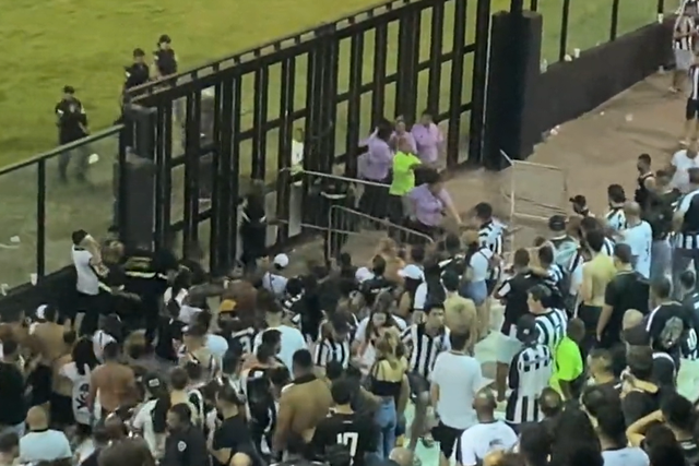 VÍDEOS: confusão e confrontos no São Januário após nova derrota do Botafogo