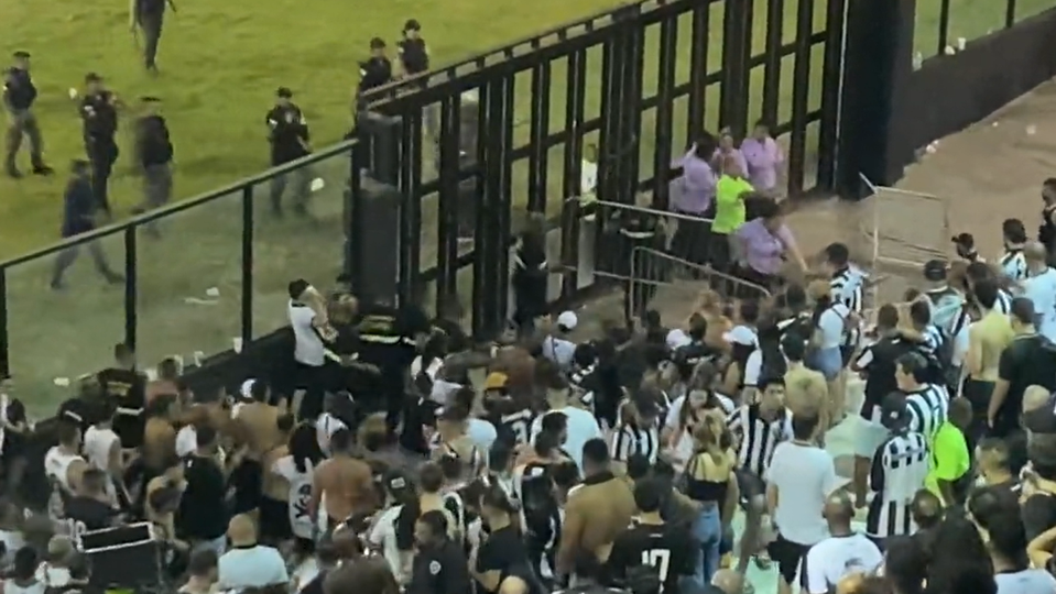 VÍDEOS: confusão e confrontos no São Januário após nova derrota do Botafogo