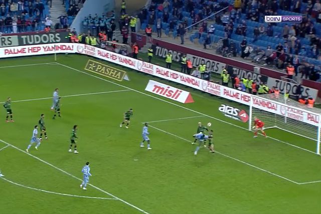 Vídeo: de calcanhar e com acrobacia, que grande golo na liga turca!