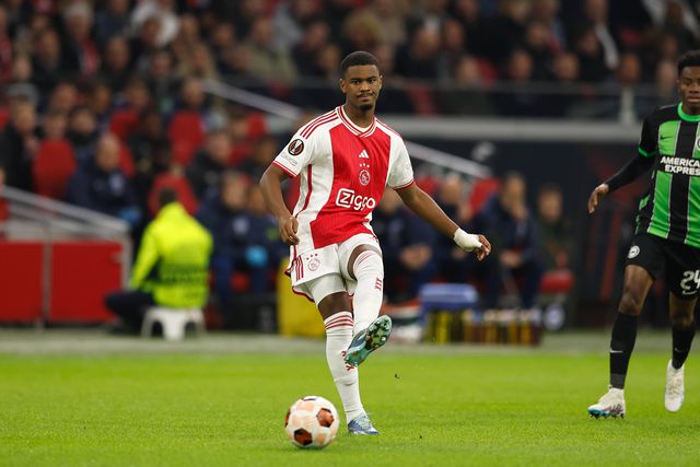 Defesa de 17 anos do Ajax convocado por Ronald Koeman