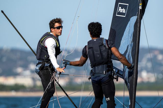Vela: Pedro Costa e João Bolina baixam à 20.ª posição no Europeu