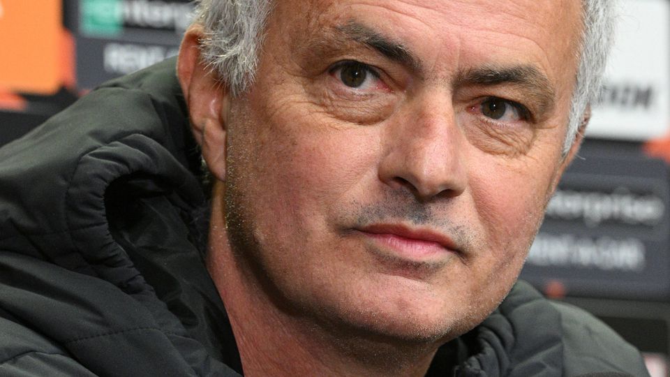 Treinador do Slavia agradece gesto de Mourinho e vai torcer pela Roma no dérbi