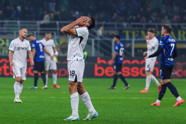 Nápoles empata em Milão e mantém liderança isolada da Serie A