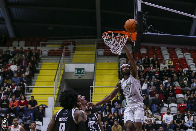 «A defesa virou o jogo a nosso favor»
