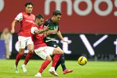 João Ferreira do SC Braga em ação com Pedro Gonçalves ( Pote) do Sporting. HUGO DELGADO/LUSA