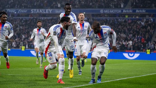 Lyon regressa às vitórias e sobe ao quinto lugar da Ligue 1