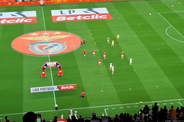 Benfica entra para o aquecimento ao som de Metallica