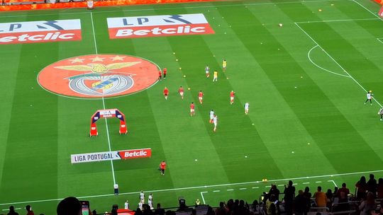 Benfica entra para o aquecimento ao som de Metallica