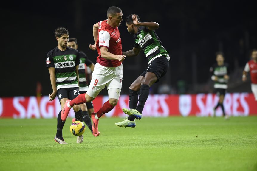 Ouazzani, do SC Braga, em disputa de bola com Matheus Reis, do Sporting (GRAFISLAB)