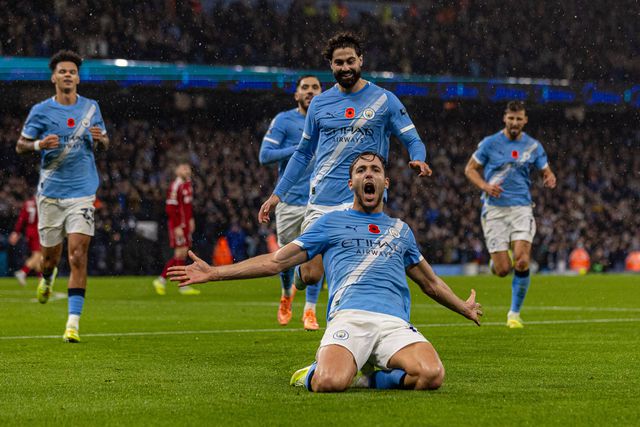 Nico González festeja o golo marcado ao Liverpool
