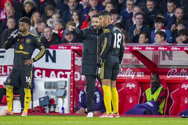 Ruben Amorim a dar indicações a Casemiro no Manchester United