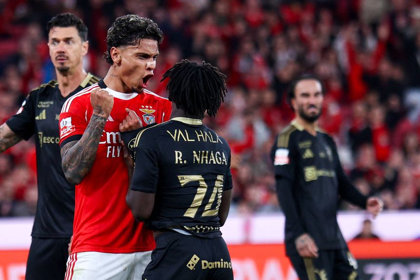 Richard Ríos num duelo aceso com Renato Nhaga