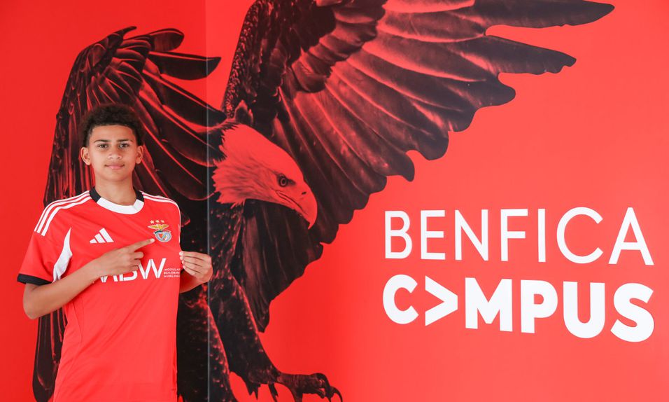 Pinnock, central inglês do Benfica - Foto SL Benfica