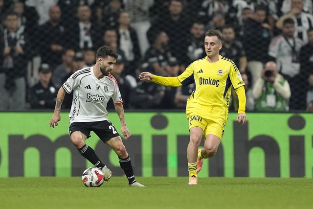 Rafa Silva a defrontar Akturkoglu, outro ex-Benfica, no Besiktas-Fenerbahçe