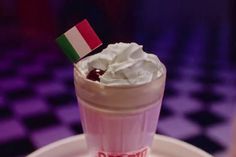 Calafiori vira 'garçon' por um dia: Itália apresenta nova camisola