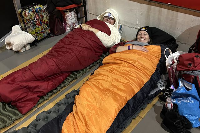 Adeptos trocaram a cama pelo saco-cama em Old Trafford - Foto: Manchester United Foundation