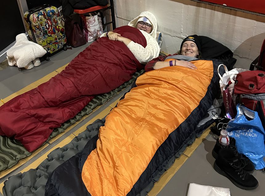 Adeptos trocaram a cama pelo saco-cama em Old Trafford - Foto: Manchester United Foundation