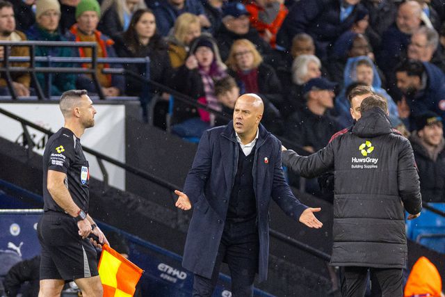 Arne Slot criticou a decisão de anular o golo a Van Dijk. Foto: IMAGO