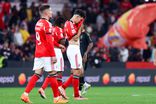 Jogadores do Benfica desiludidos depois do empate na Luz