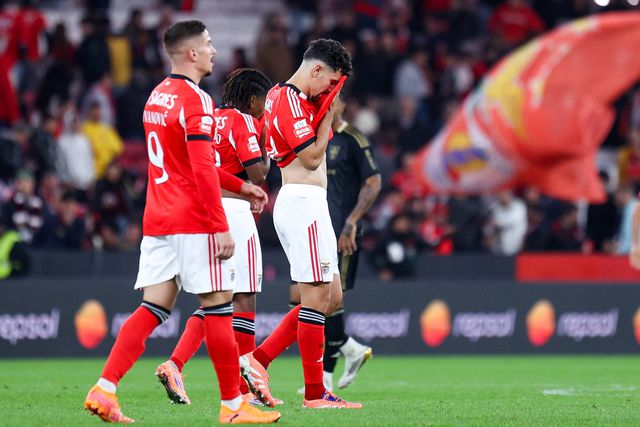 Jogadores do Benfica desiludidos depois do empate na Luz