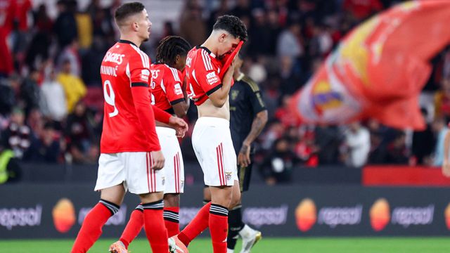 Jogadores do Benfica desiludidos depois do empate na Luz