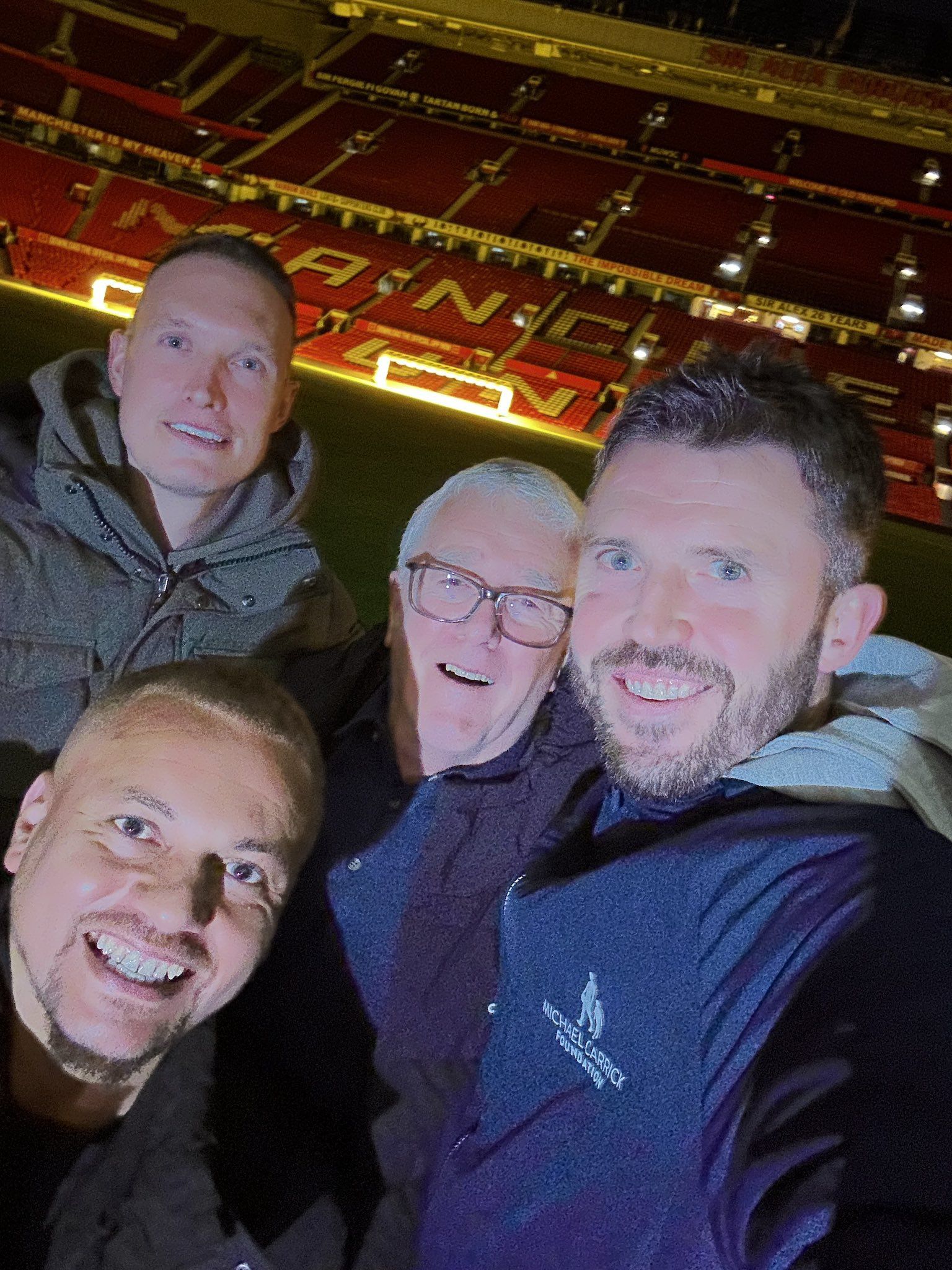 Wes Brown, Phil Jones e Michael Carrick entre os apoiantes da iniciativa em Old Trafford - Foto: Manchester United Foundation/X