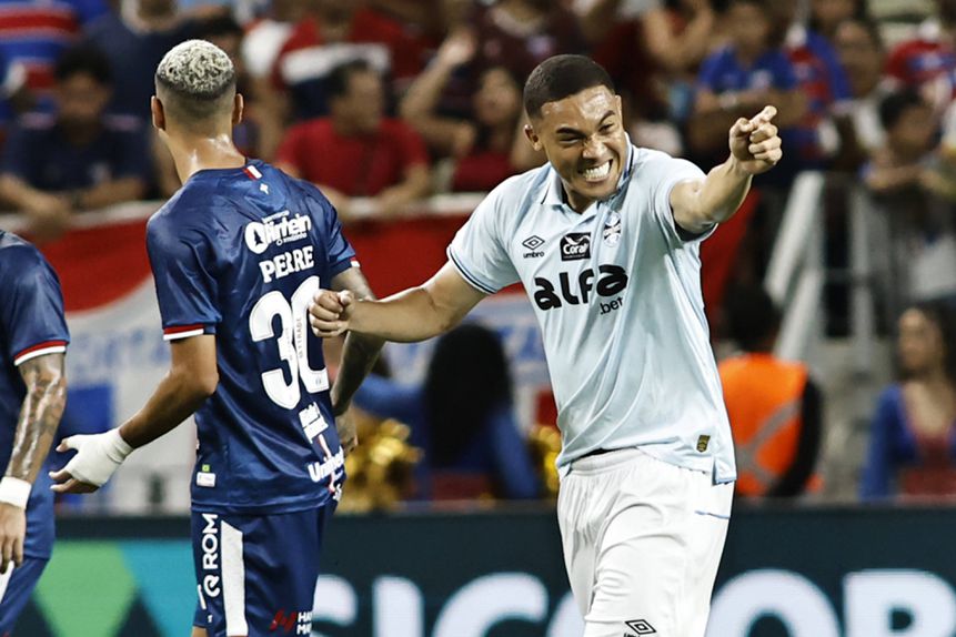 Carlos Vinícius com pontaria afinada no duelo com o Fortaleza