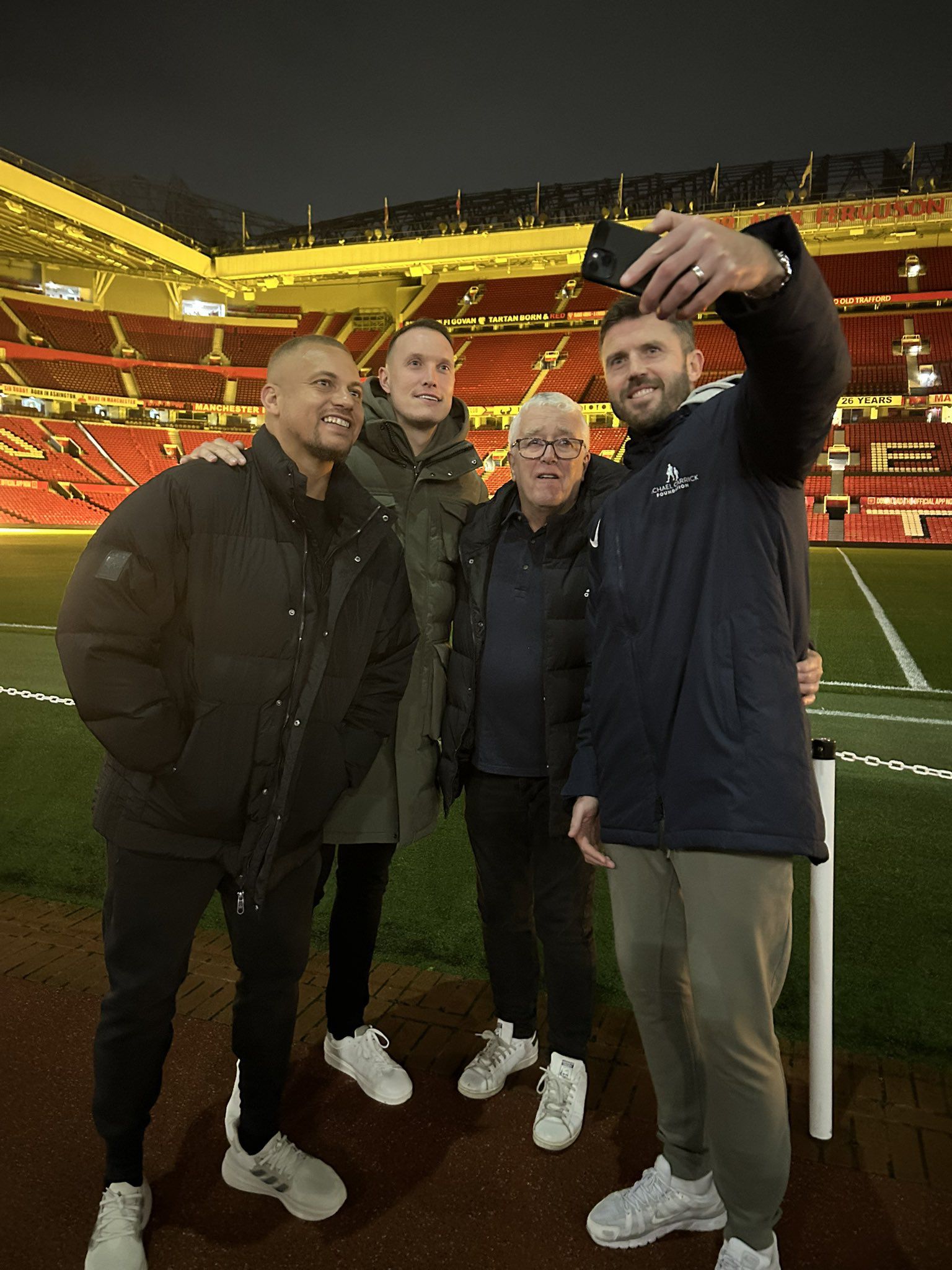 Wes Brown, Phil Jones e Michael Carrick entre os apoiantes da iniciativa em Old Trafford - Foto: Manchester United Foundation/X