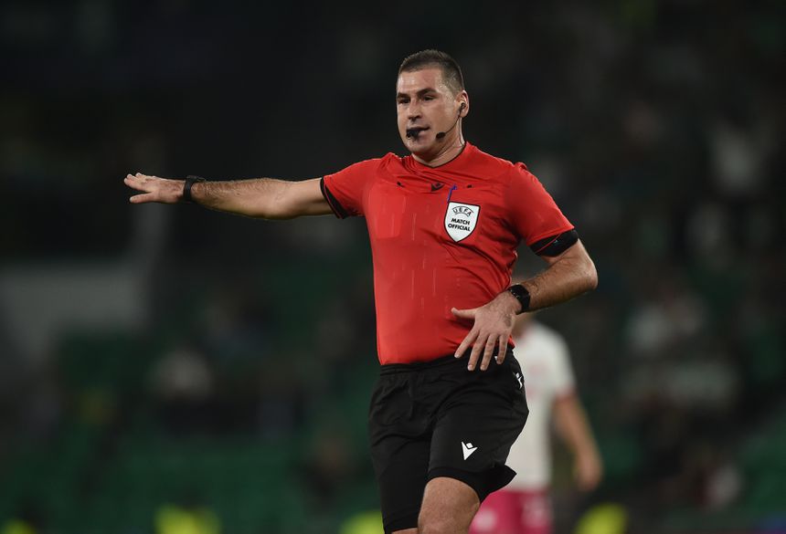 Arbitragem em Portugal (aqui com um esloveno para não ferir suscetibilidades) está a ferro e fogo - Foto: MIGUEL NUNES