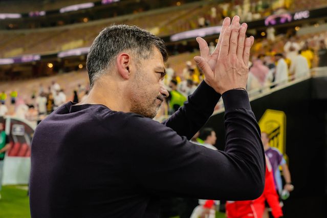 Sérgio Conceição, treinador do Al Ittihad, a agradecer o apoio dos seus adeptos em casa - Foto: Al Ittihad