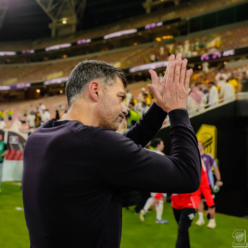 Sérgio Conceição, treinador do Al Ittihad, a agradecer o apoio dos seus adeptos em casa - Foto: Al Ittihad
