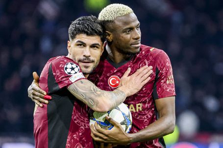 Eren Elmali, jogador do Galatasaray, ao lado de Osimhen - Foto: Imago