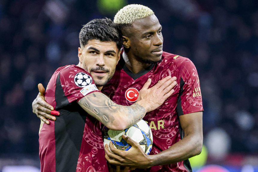 Eren Elmali, jogador do Galatasaray, ao lado de Osimhen - Foto: Imago
