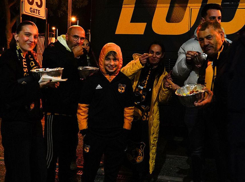 Adeptos, jogadores e elementos da estrutura do Lourosa jantaram junto ao autocarro do clube, no Algarve, após o jogo - Foto: Lusitânia de Lourosa/Facebook