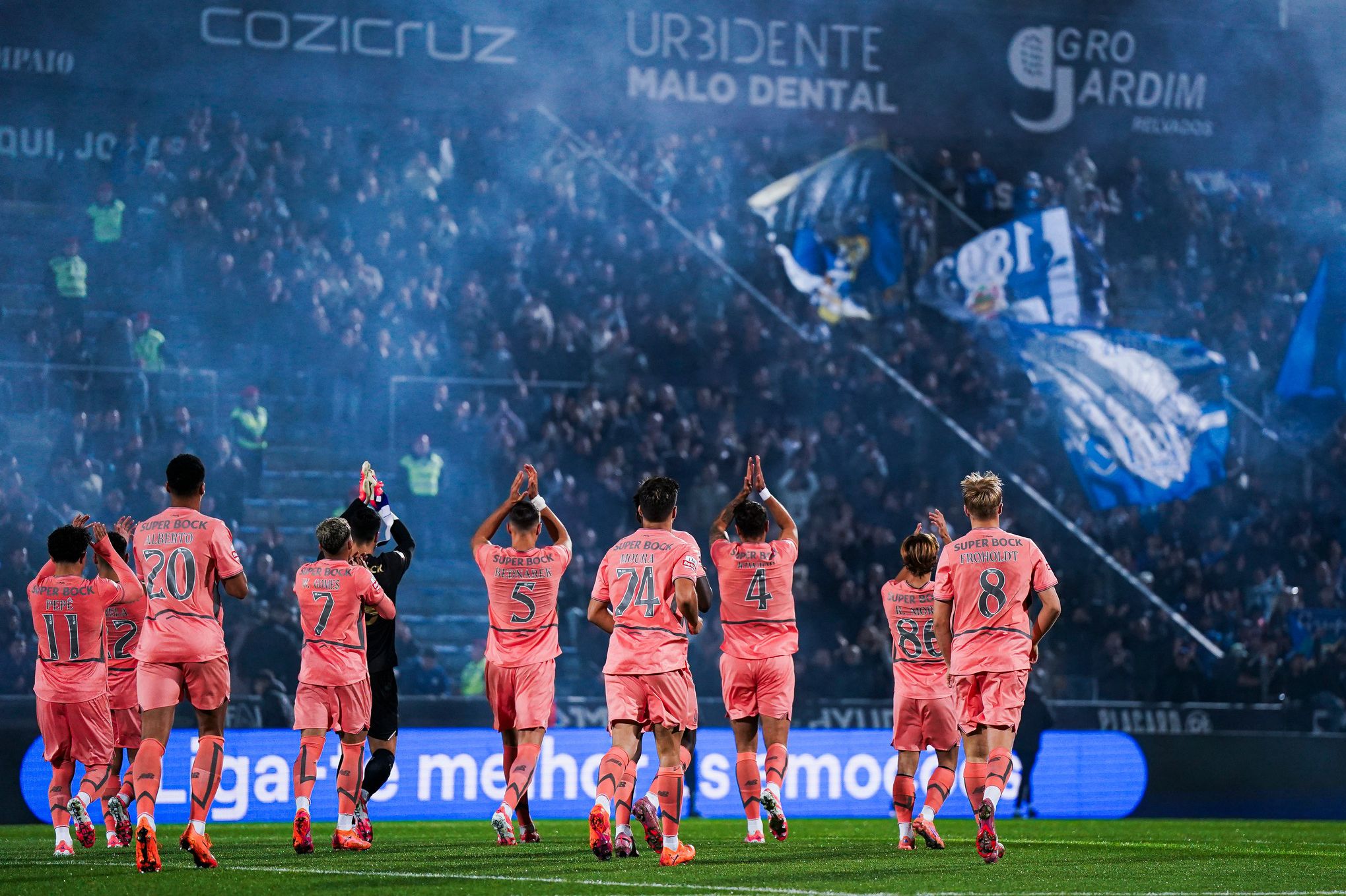 Dragões festejam com os adeptos  - FOTO: FC Porto