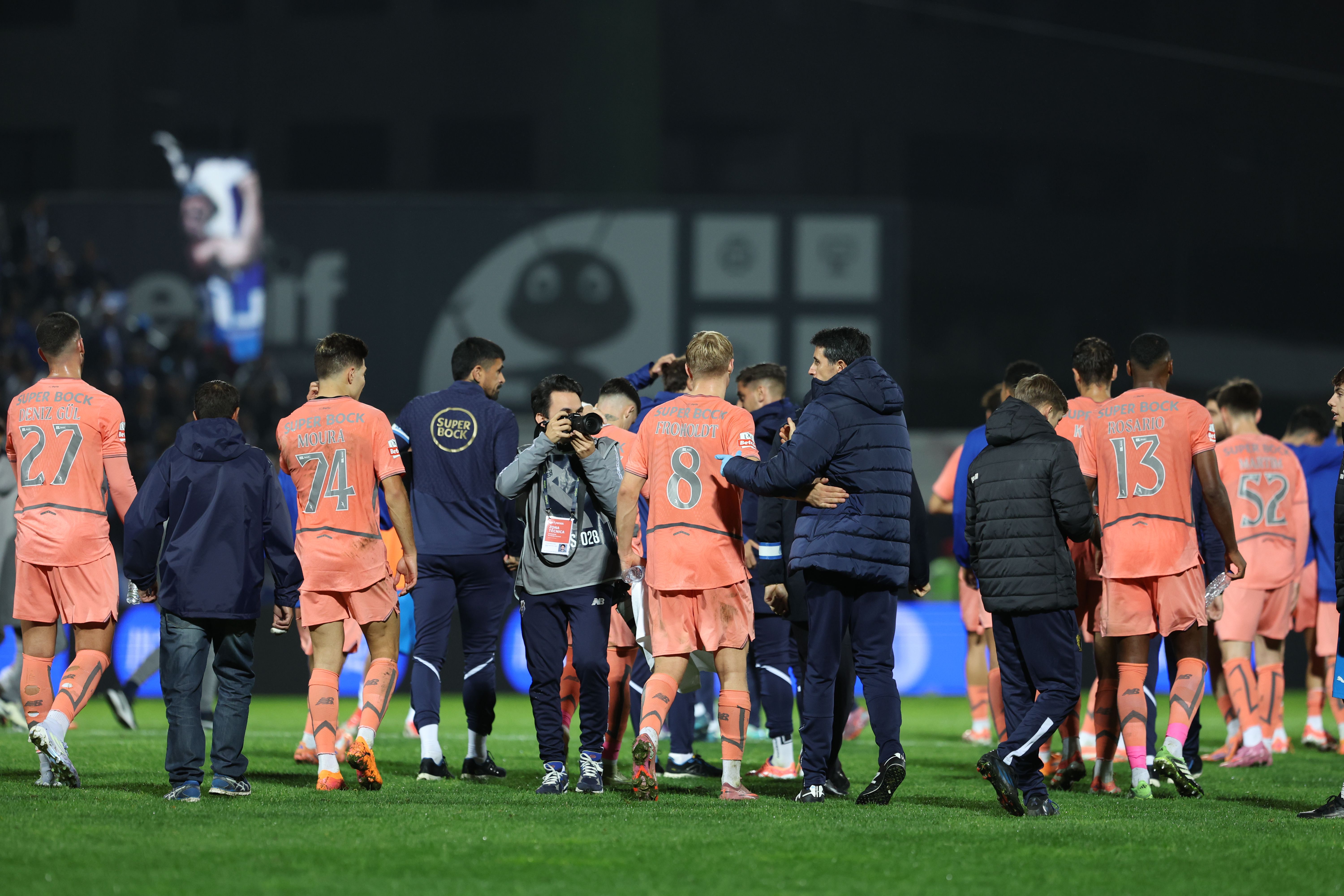 Plantel portista festeja o triunfo em Famalicão - FOTO: Catarina Morais/Kapta+