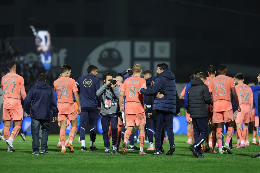 Plantel portista festeja o triunfo em Famalicão - FOTO: Catarina Morais/Kapta+