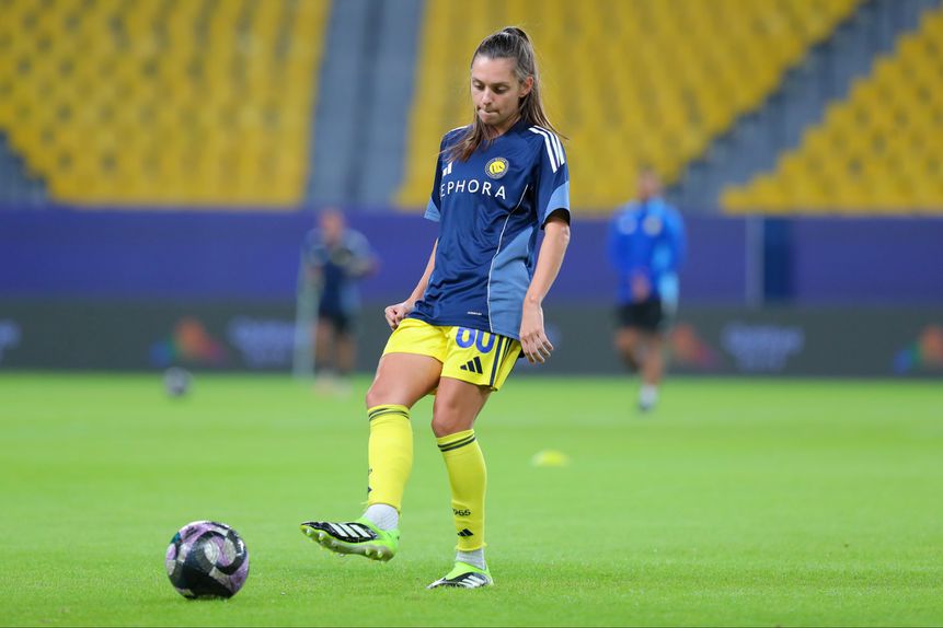 Andreia Faria no aquecimento do Al Nassr antes de um jogo - Foto: Al Nassr