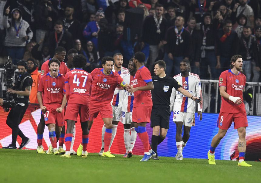 Festejos do PSG depois do golo de João Neves