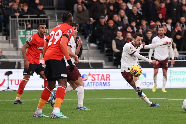 Bernardo Silva inicia reviravolta em Luton e City regressa às vitórias (veja o resumo)