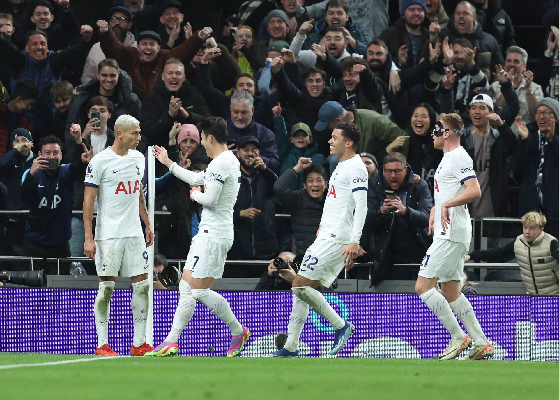 Aos 21 minutos, o Newcastle já atropelava o Tottenham por 5-0. Jogo acabou  6-1