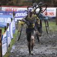Fotos: Wout van Aert derrota a lama e vence no ciclocrosse