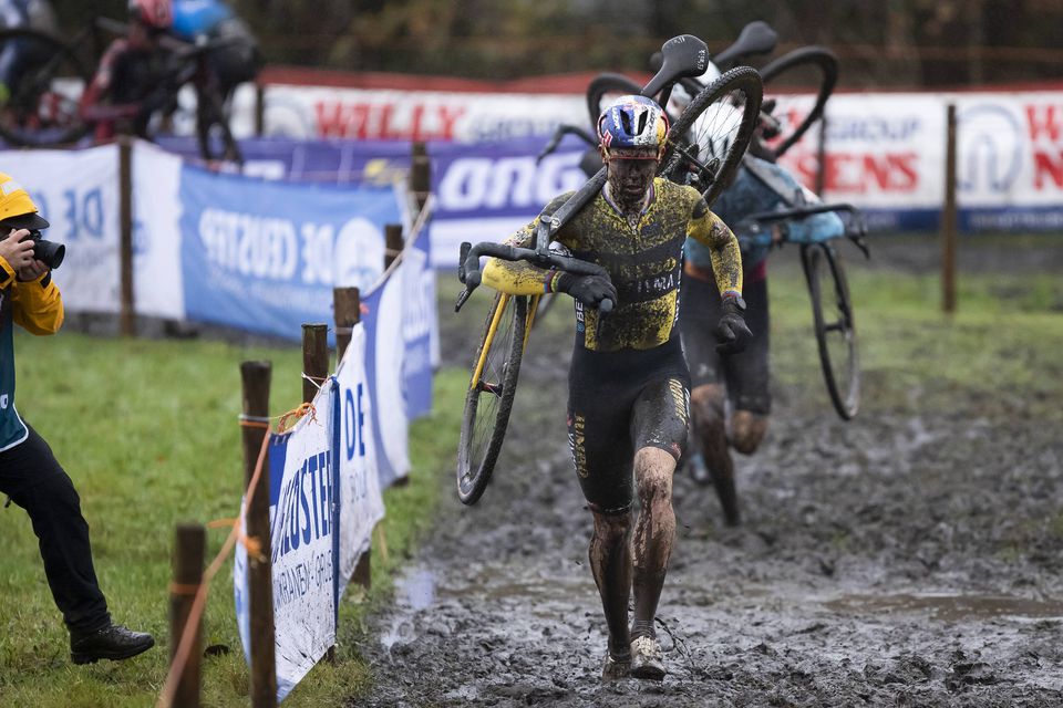 Fotos: Wout van Aert derrota a lama e vence no ciclocrosse