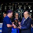 João Pinto e Pinto da Costa num dos momentos de depositar mais um troféu no museu dos Dragões
