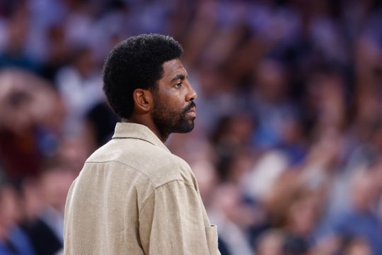 Kyrie Irving sem data para regressar após lesão