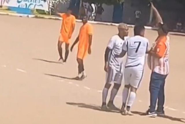 VÍDEO: Lembra-se de Teo Gutiérrez? Agora anda ao soco em jogos de rua... com o cunhado!