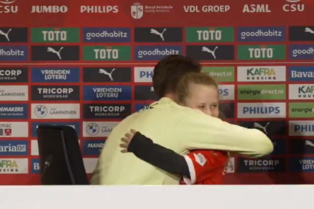 PSV inovou na conferência de imprensa e houve pergunta que motivou gargalhadas